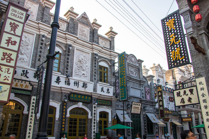 推開穿越時光之門,體驗建業華誼兄弟電影小鎮造夢之旅。